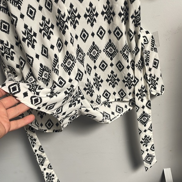 Women’s Glam Black & White Romper • Gorgeous • Aztec Print • Size Medium - Picture 4 of 11